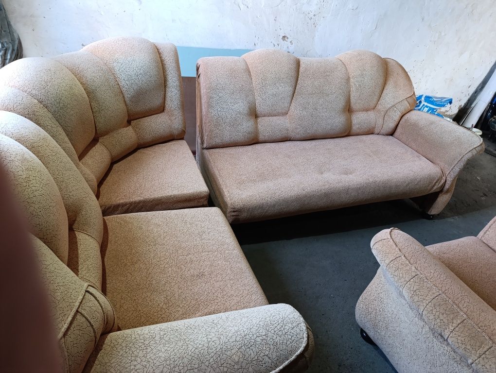 Продам диван с креслом. В отличном состоянии.