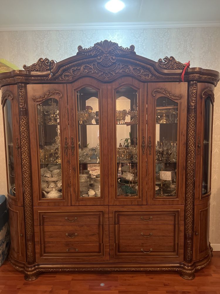 Сервант.