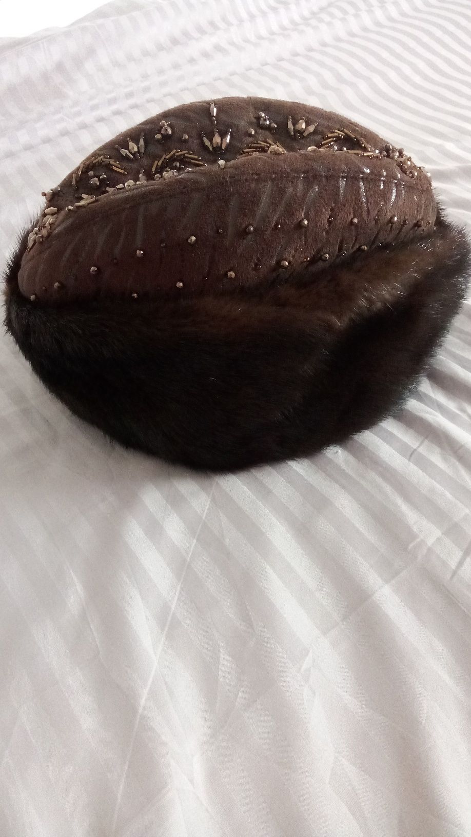 Шапка жаңа, бөрік киілген