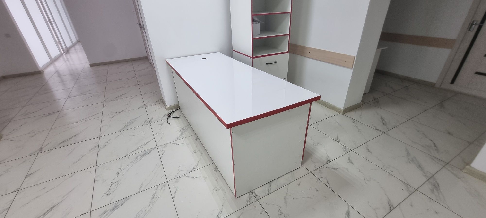Продам стол-ресепшн