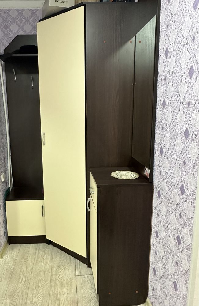 Угловой шкаф в прихожую