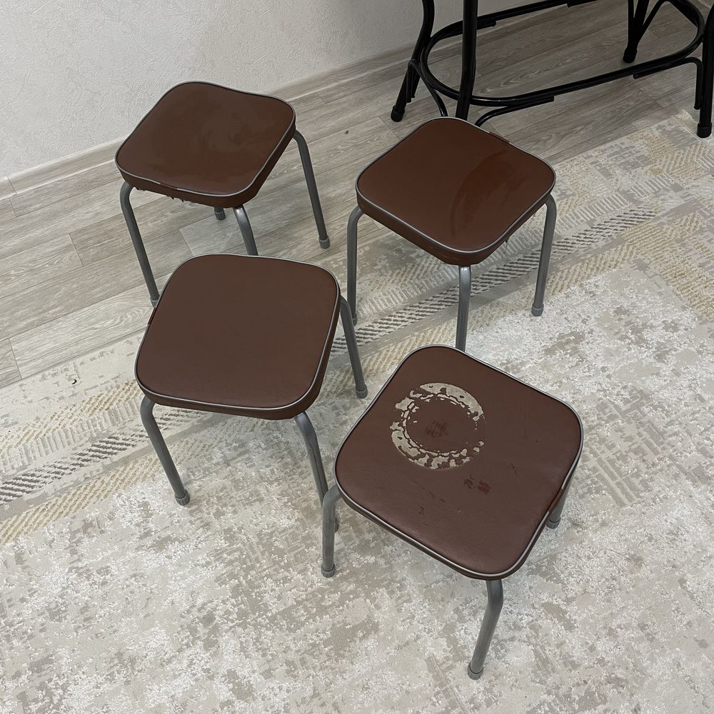 Продам кухонный стол табуретками
