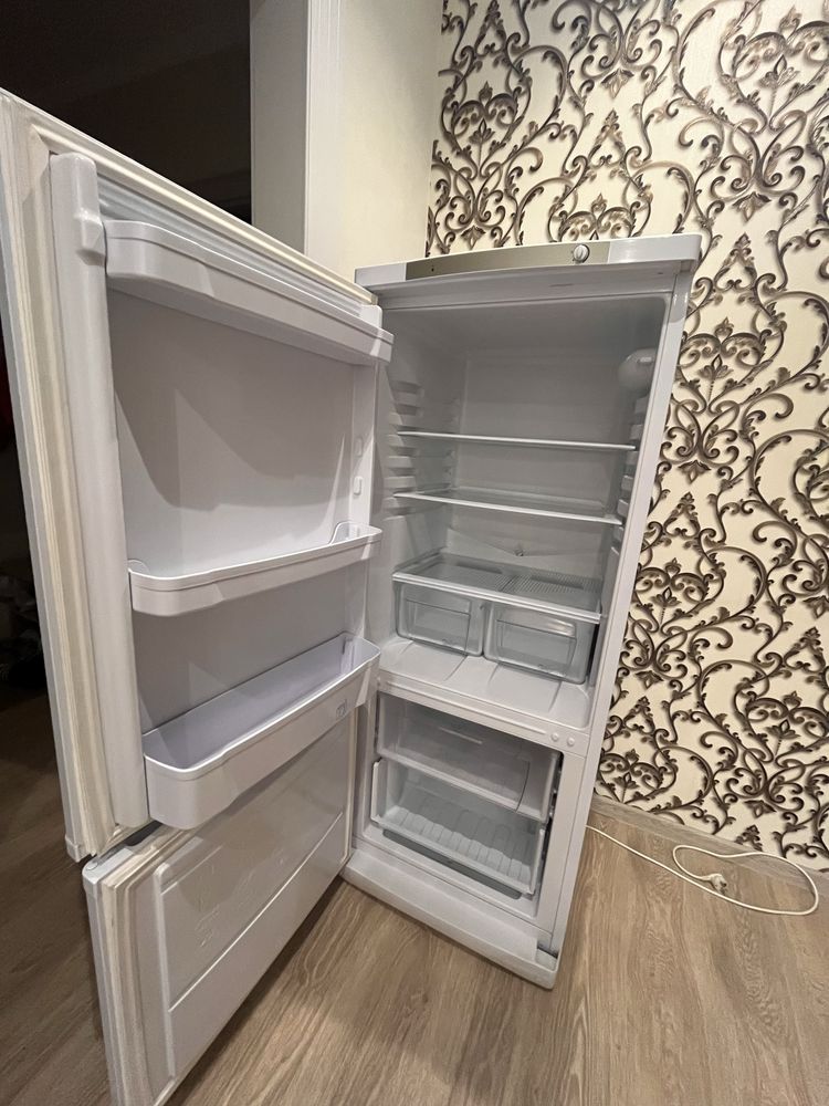 Холодильник indesit