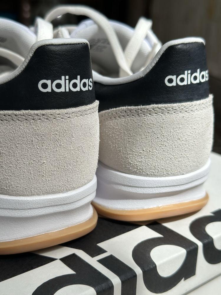 Adidas оригинальные кроссовки,новые