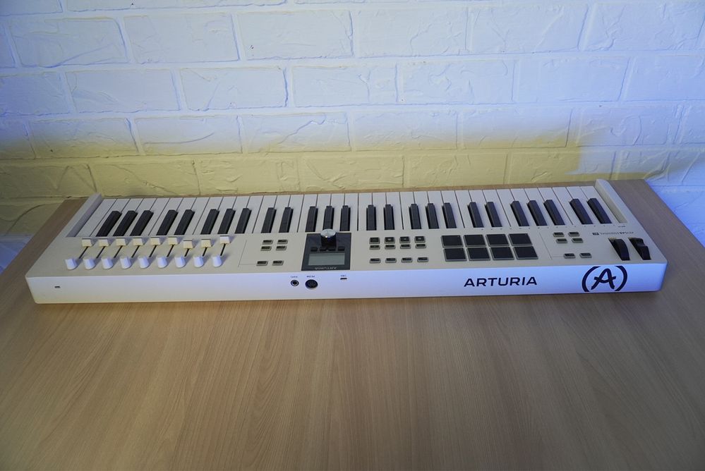 Arturia 61 mk3 миди клавиатура