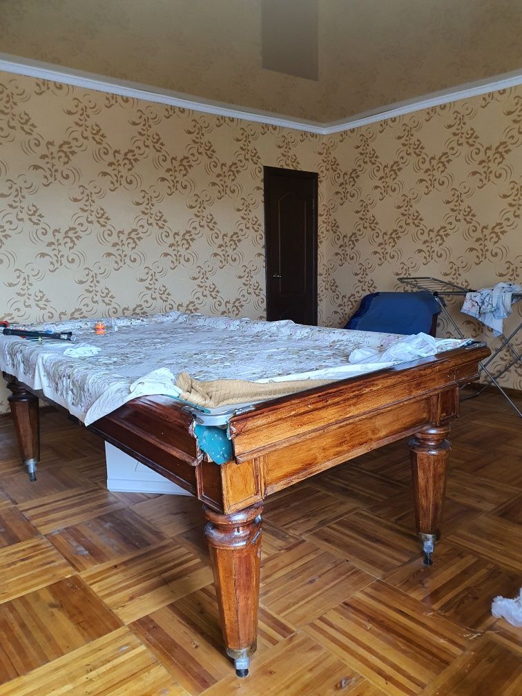 Бильярдный стол.