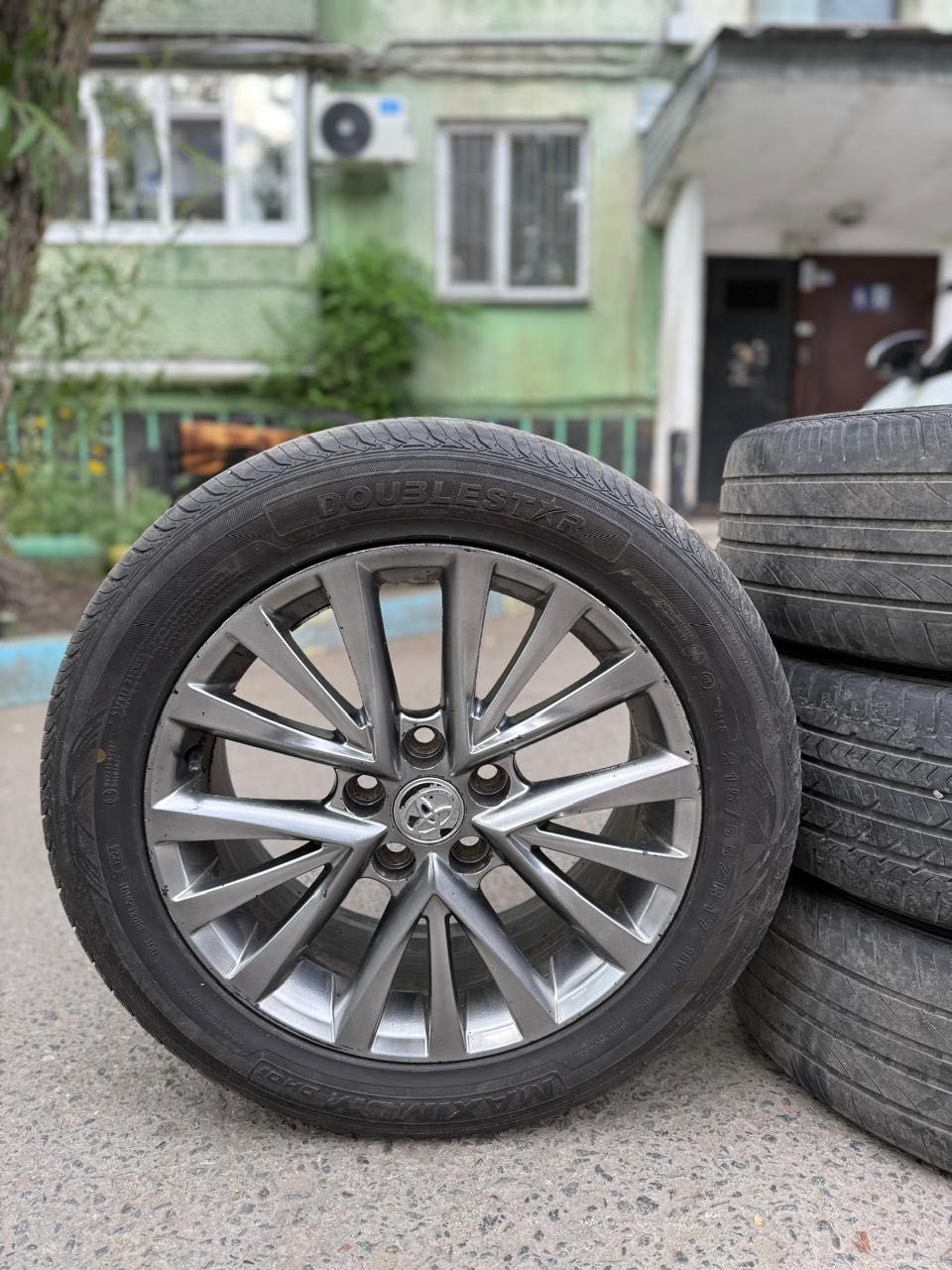 Диски на Тайота 55 в комплекте шины в хорошем состоянии