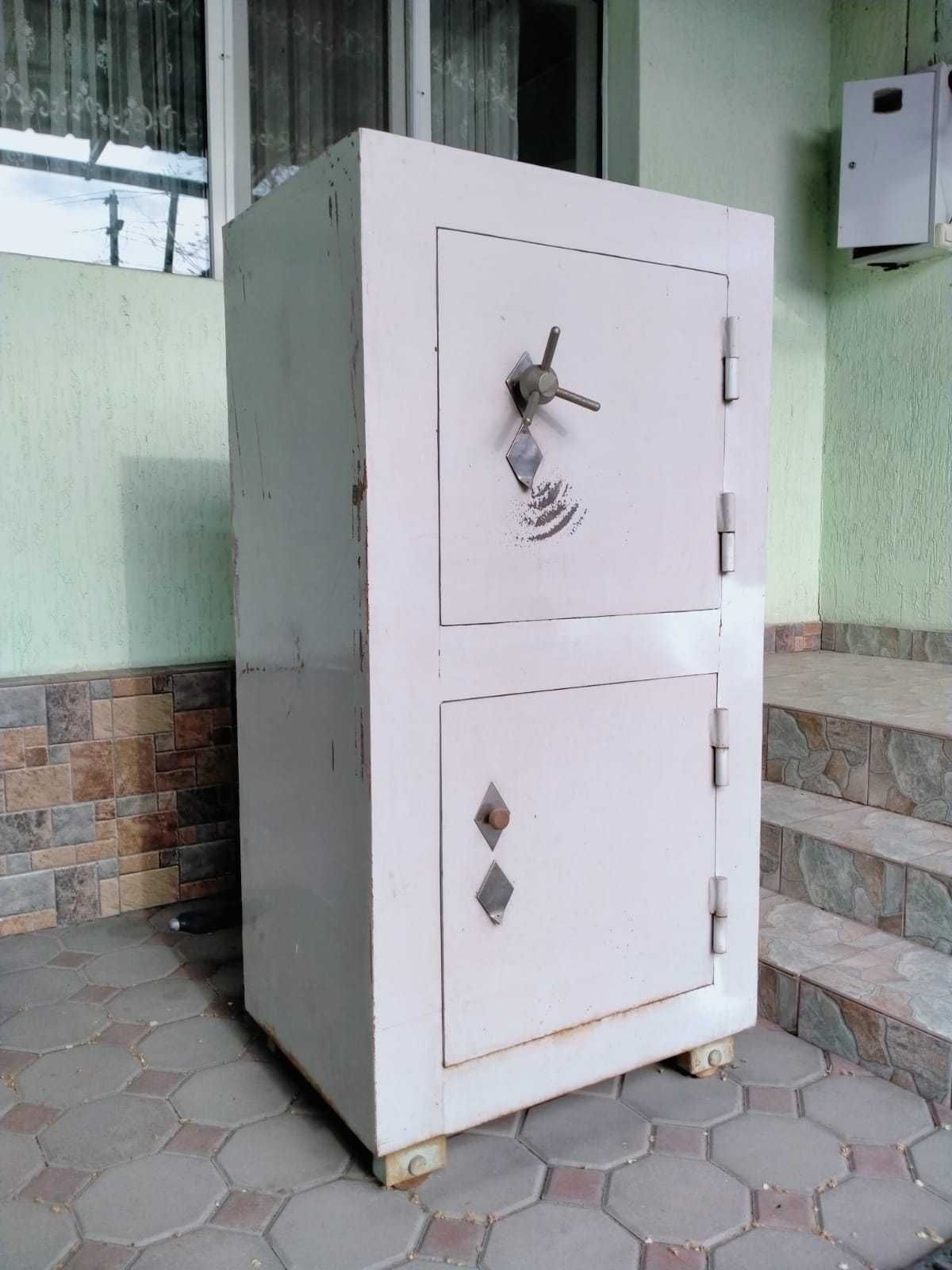 Продается  СЕЙФ ( несгораемый)
