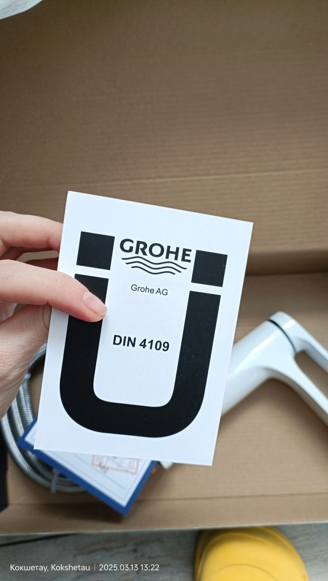 Смеситель Grohe белый для раковины