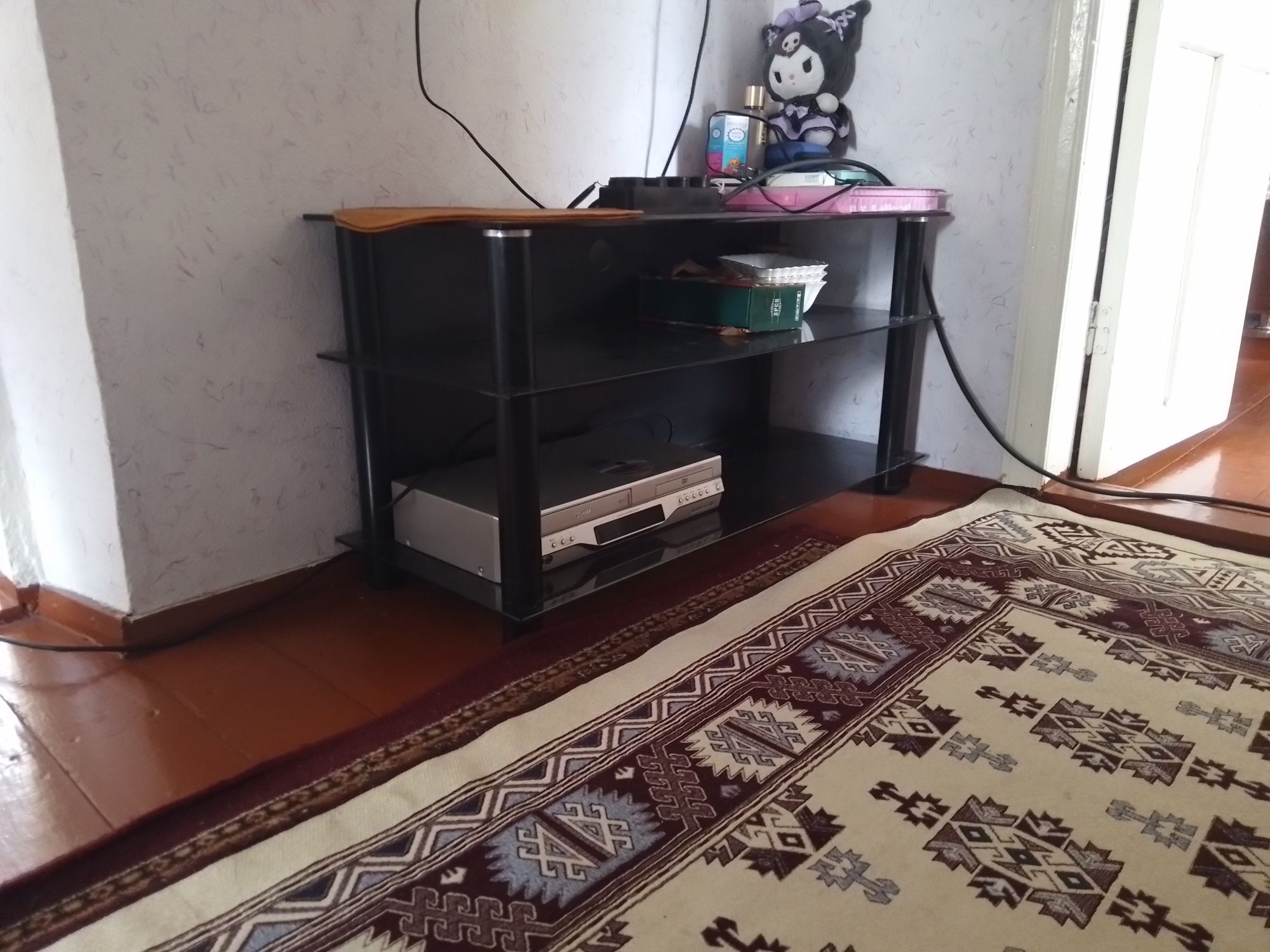 Подставка  и  стол