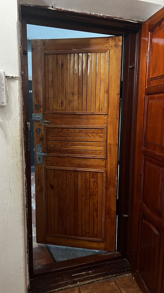 Продам массивную стальную входную дверь