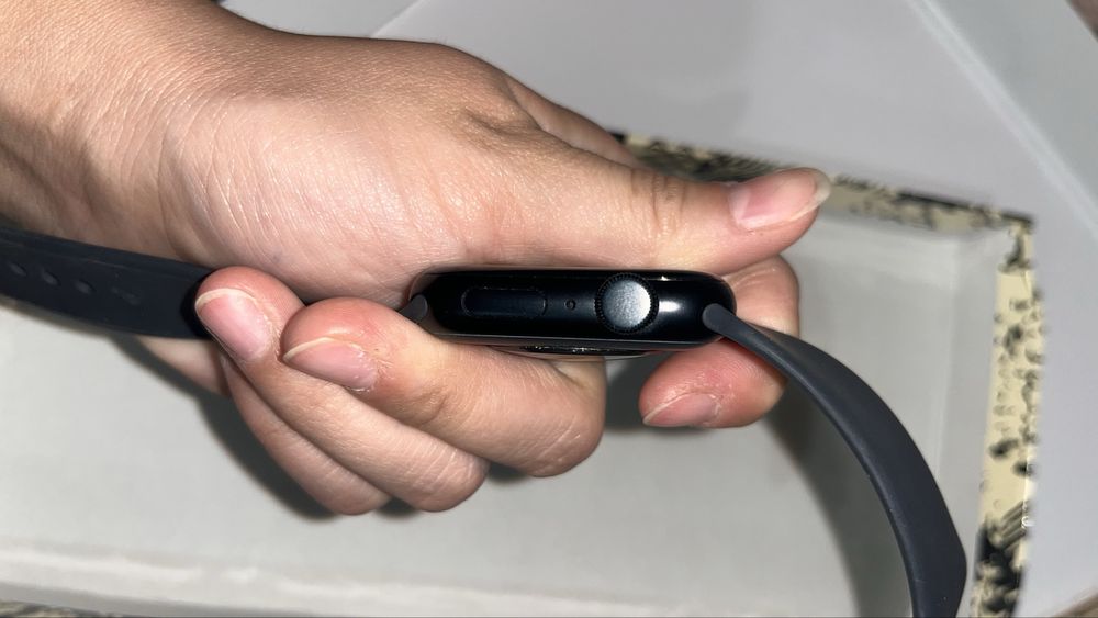 Продаётся IPHONE 13+APPLE WATCH . Телефон и часы в хорошем состоянии .