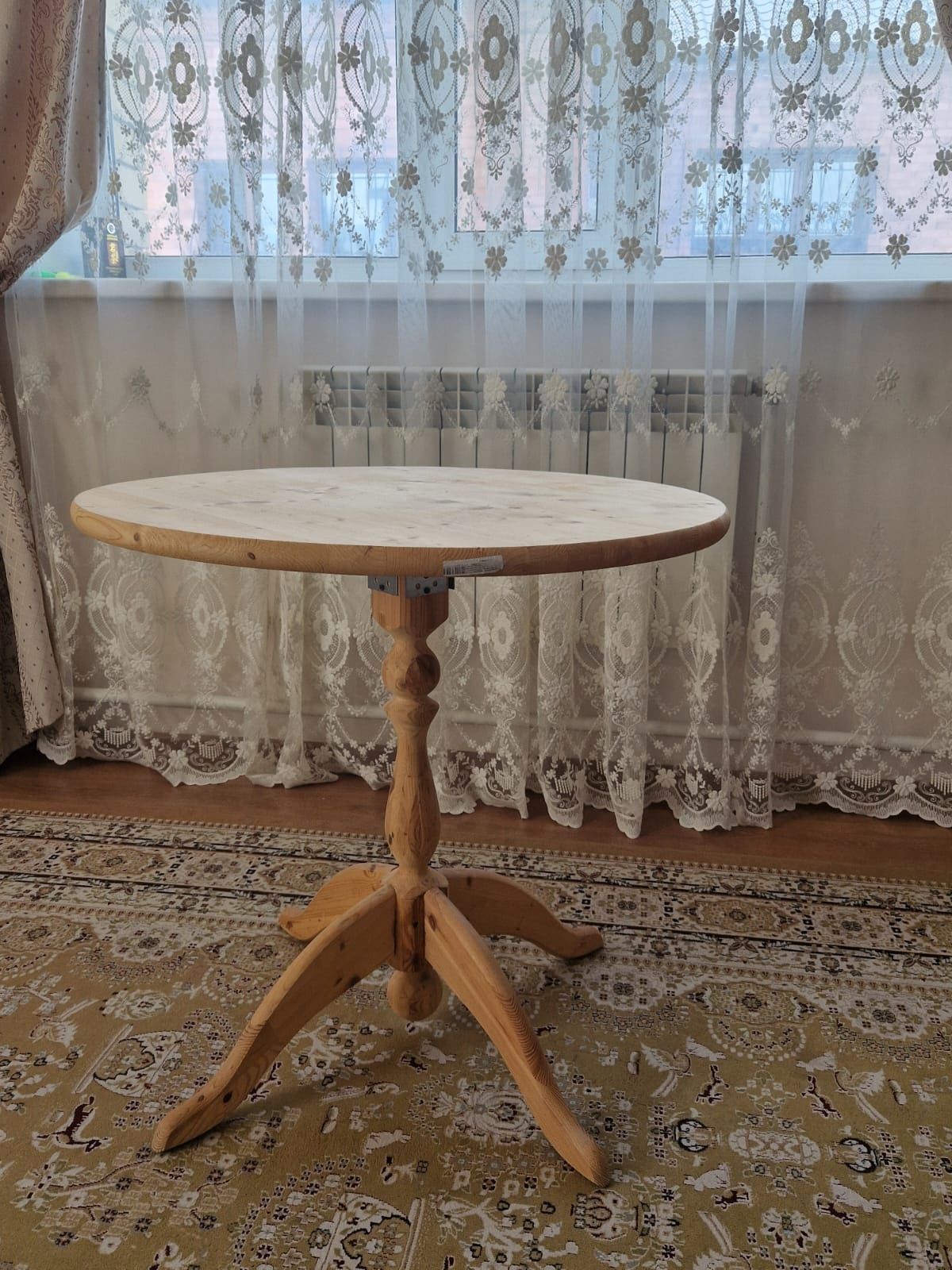 Продам стол и два кресла