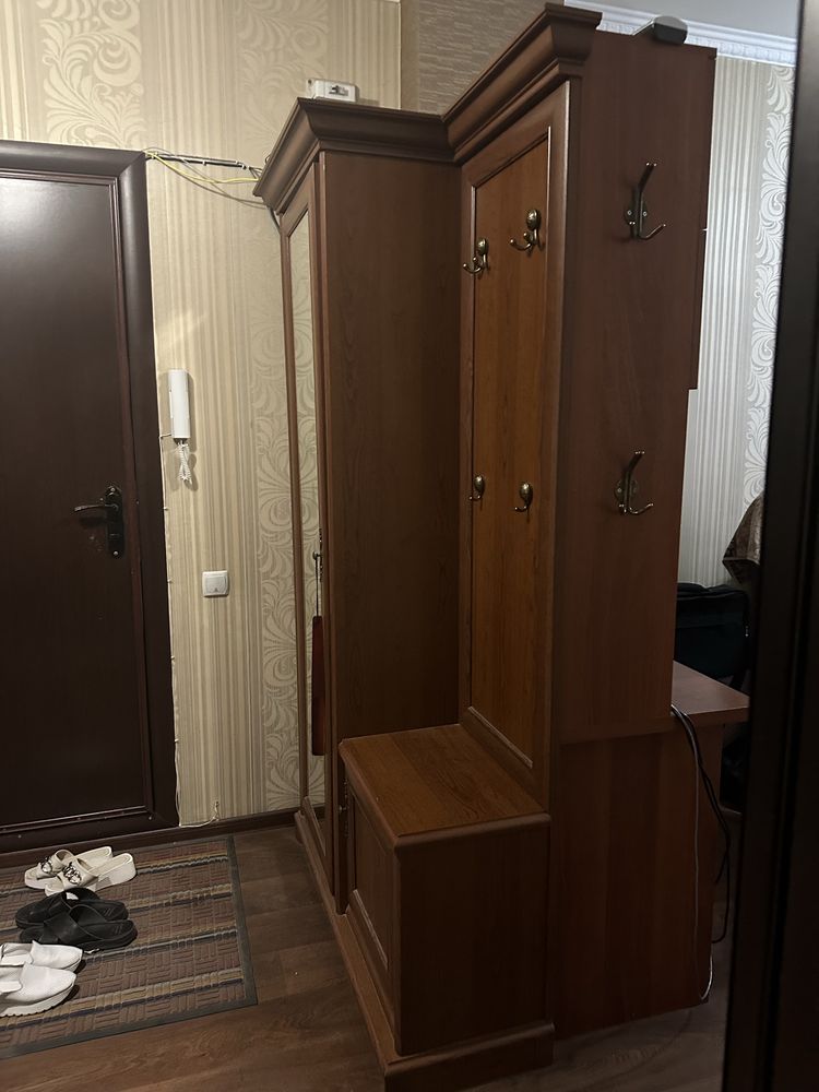 Прихожая с компьютерным столом