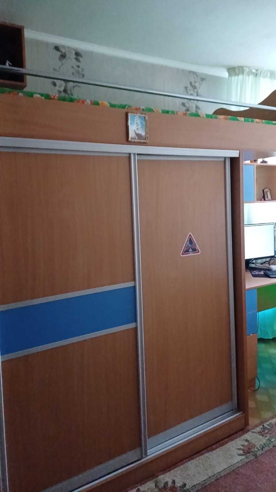Подростковый гарнитур с кроватью, шкафом, столом и полками