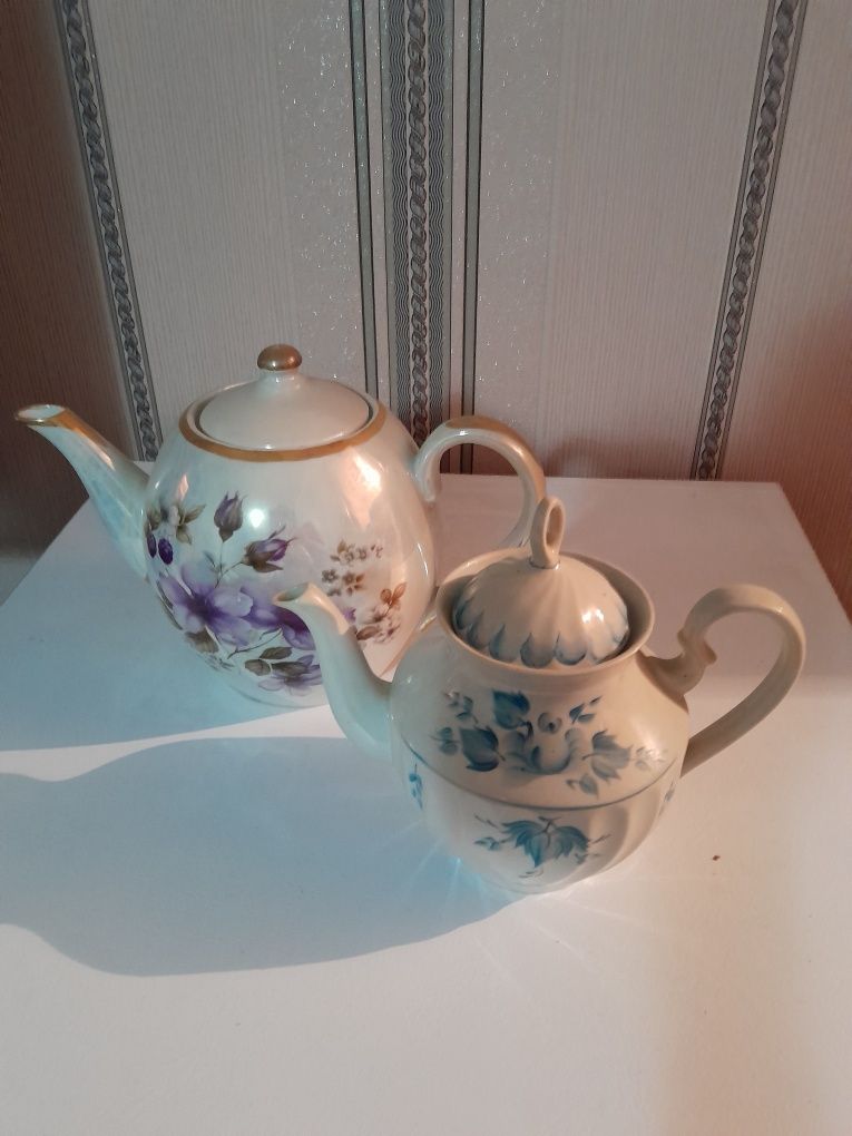 Продам фарфоровые тарелки, чайники, сахарницы
