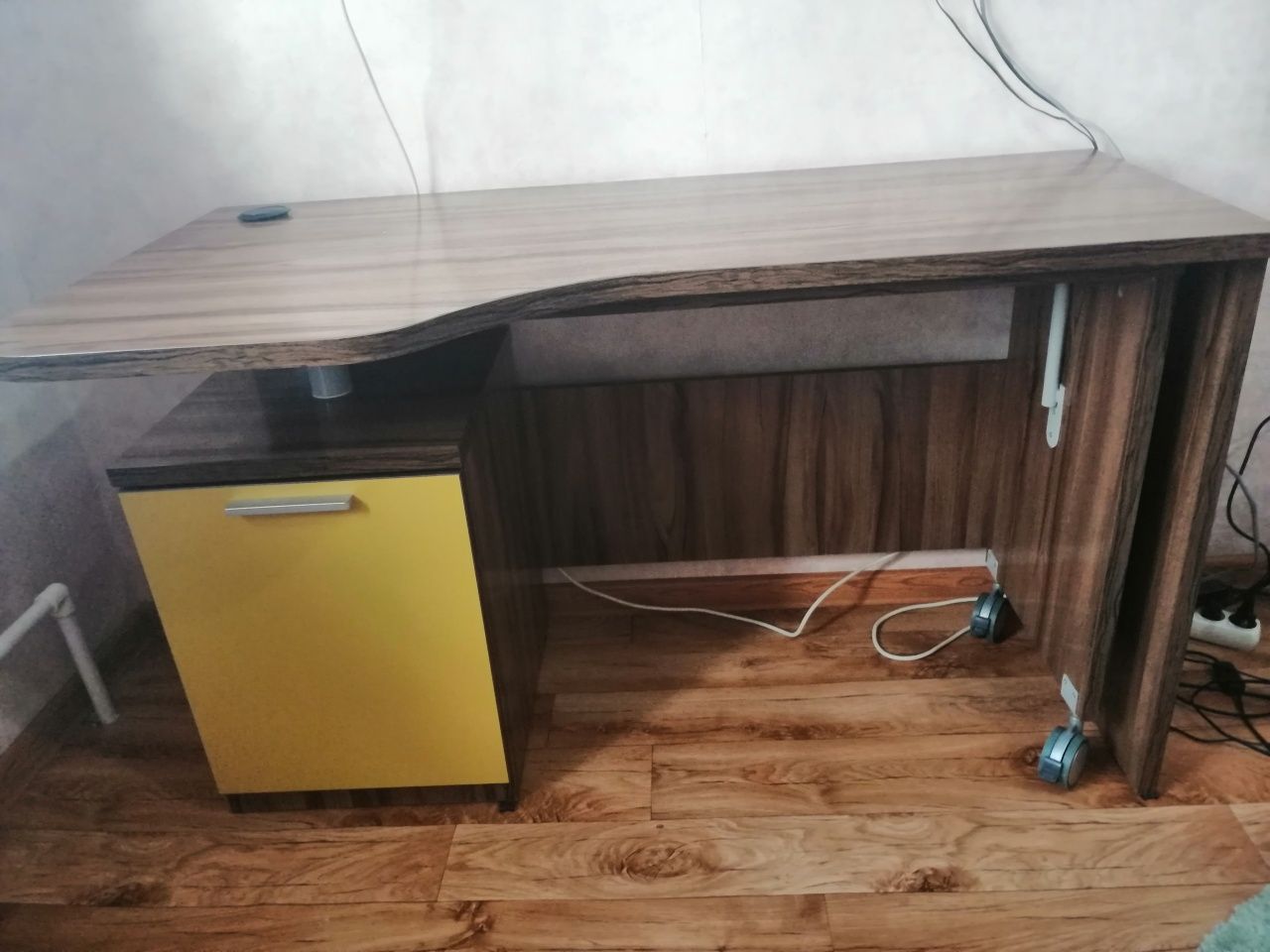 Продам стол с полкой