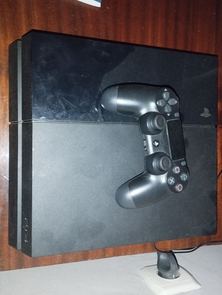 Продам Playstation 4
