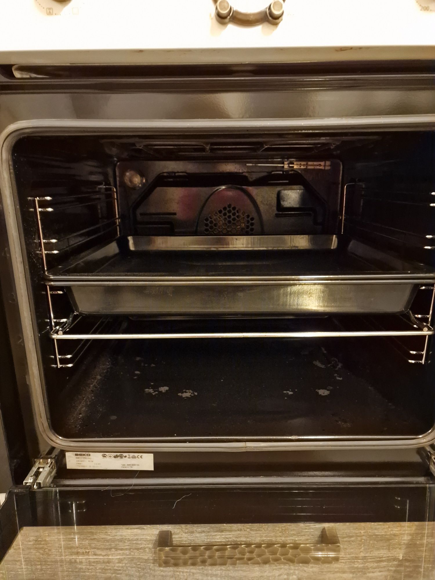 Духовой шкаф BEKO OIE 21200 WU белый