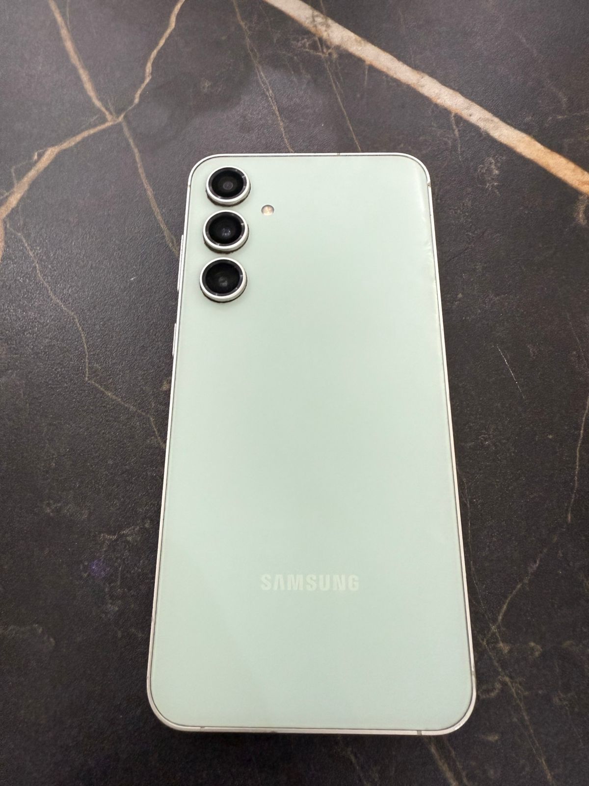 Samsung s23 fe в хорошем состоянии