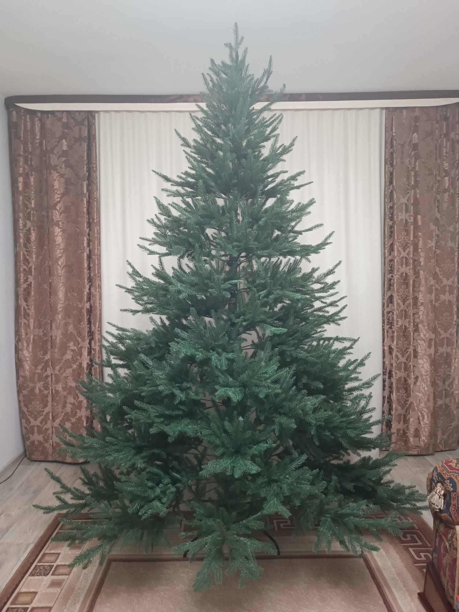 Горящая цена. Ёлка новая, высота 2.50 как живая, полностью литая, виде