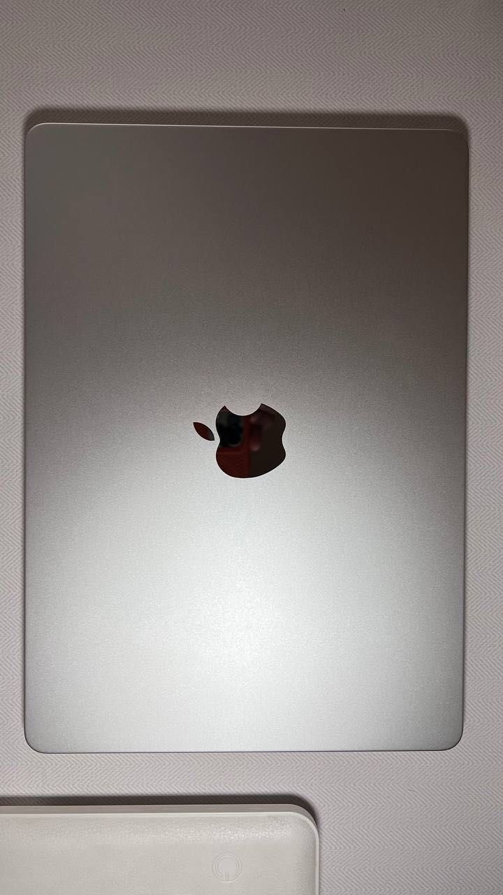 Продаю MacBook Air 13 (2022, M2) — как новый!