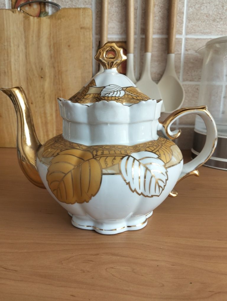 Продам заварной фарфоровый чайник.