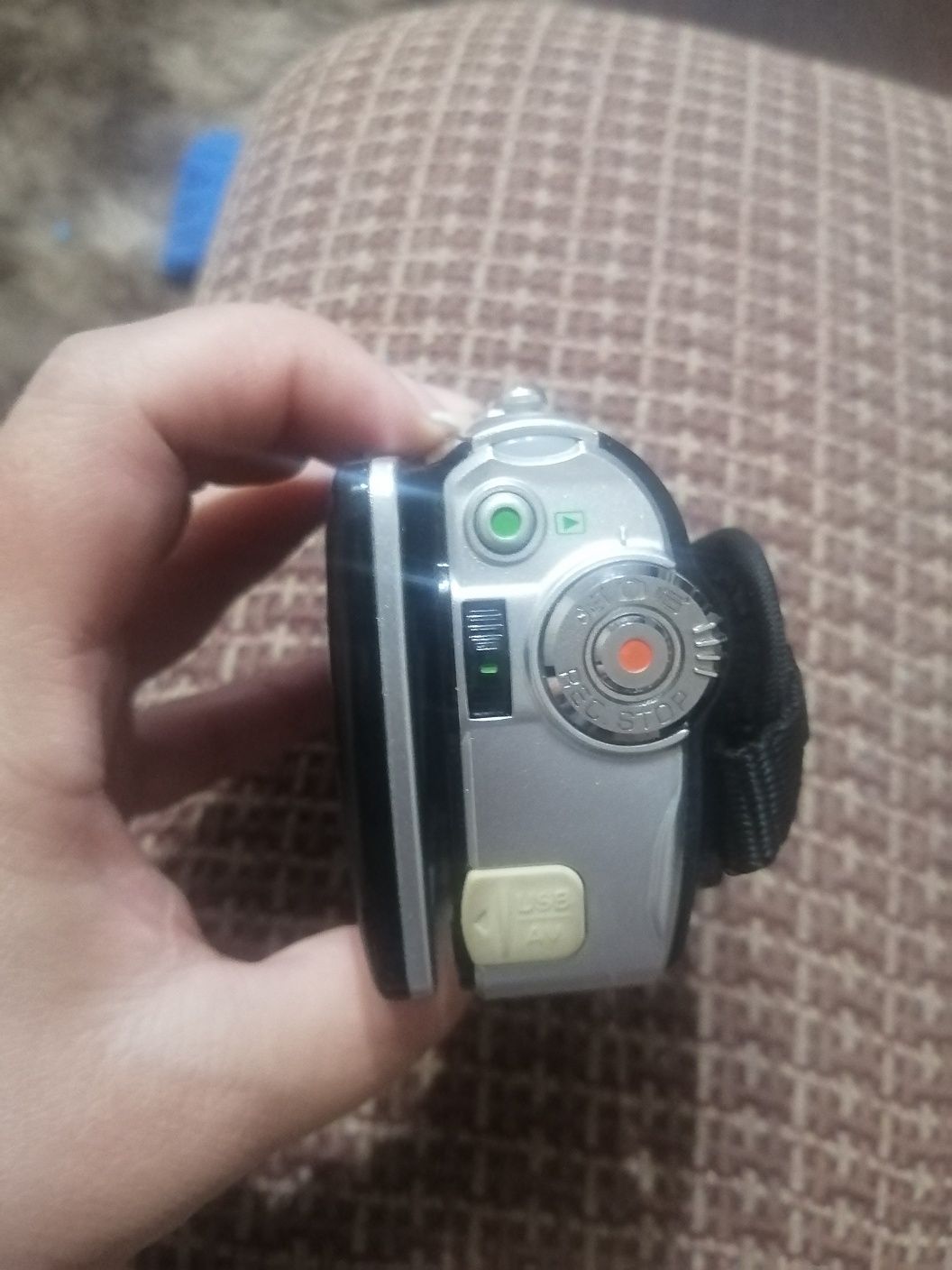 Продам видео камеру.
