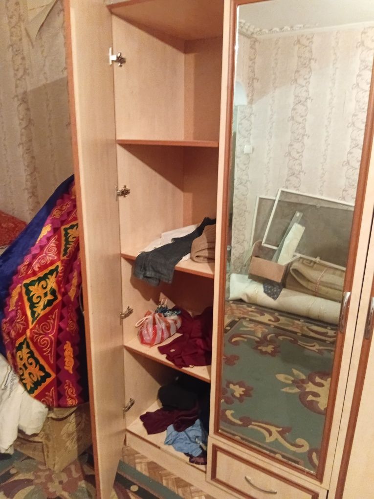продам мясорубку, металл. вешалку, посуду б/у и др.