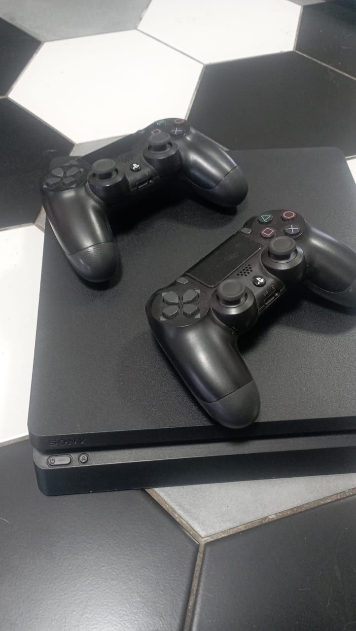 Игровая приставка playstation 4.