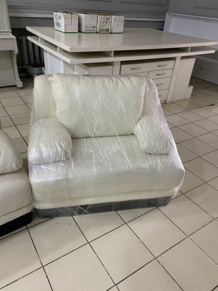 Продам кожанный диван и 2 кресла