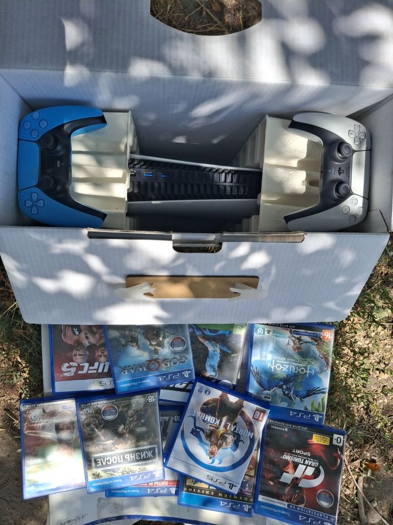 Продам PS5 с играми и джостиками в комплекте