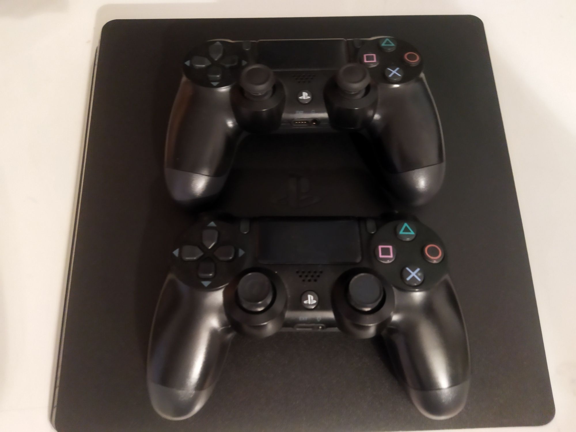 Продам Playstation 4 ( Цена вместе с дисками)