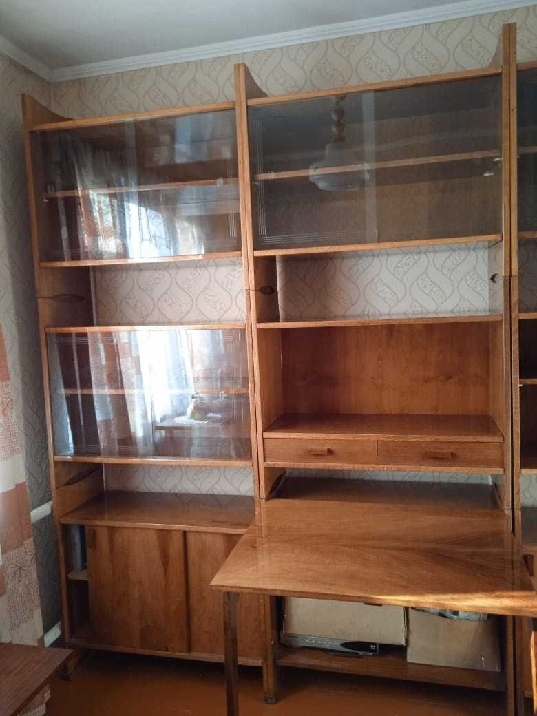 Стенка- библиотека за 120 тысяч, состоит из трёх секций
