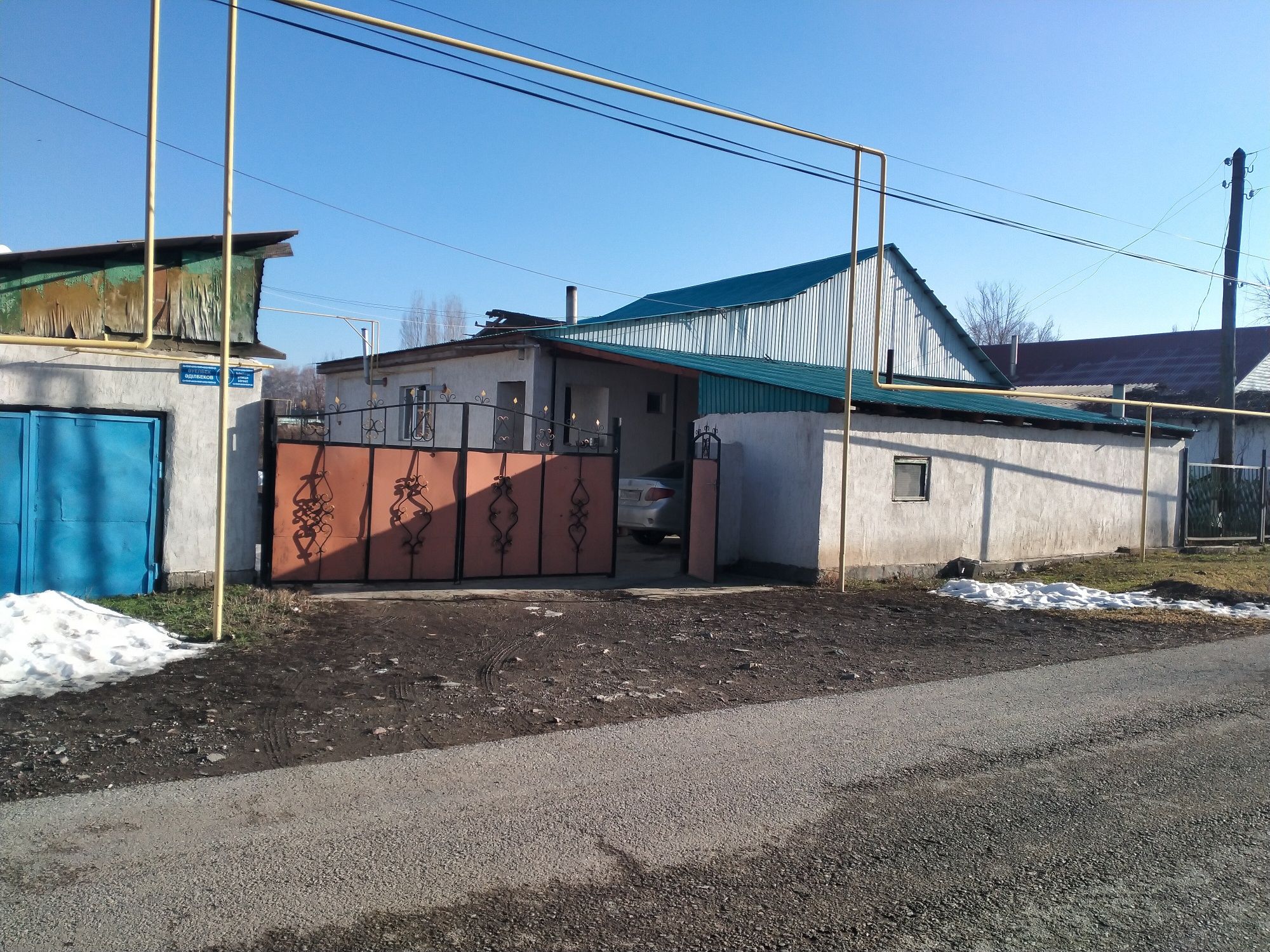 Үй сатылады тез арада...