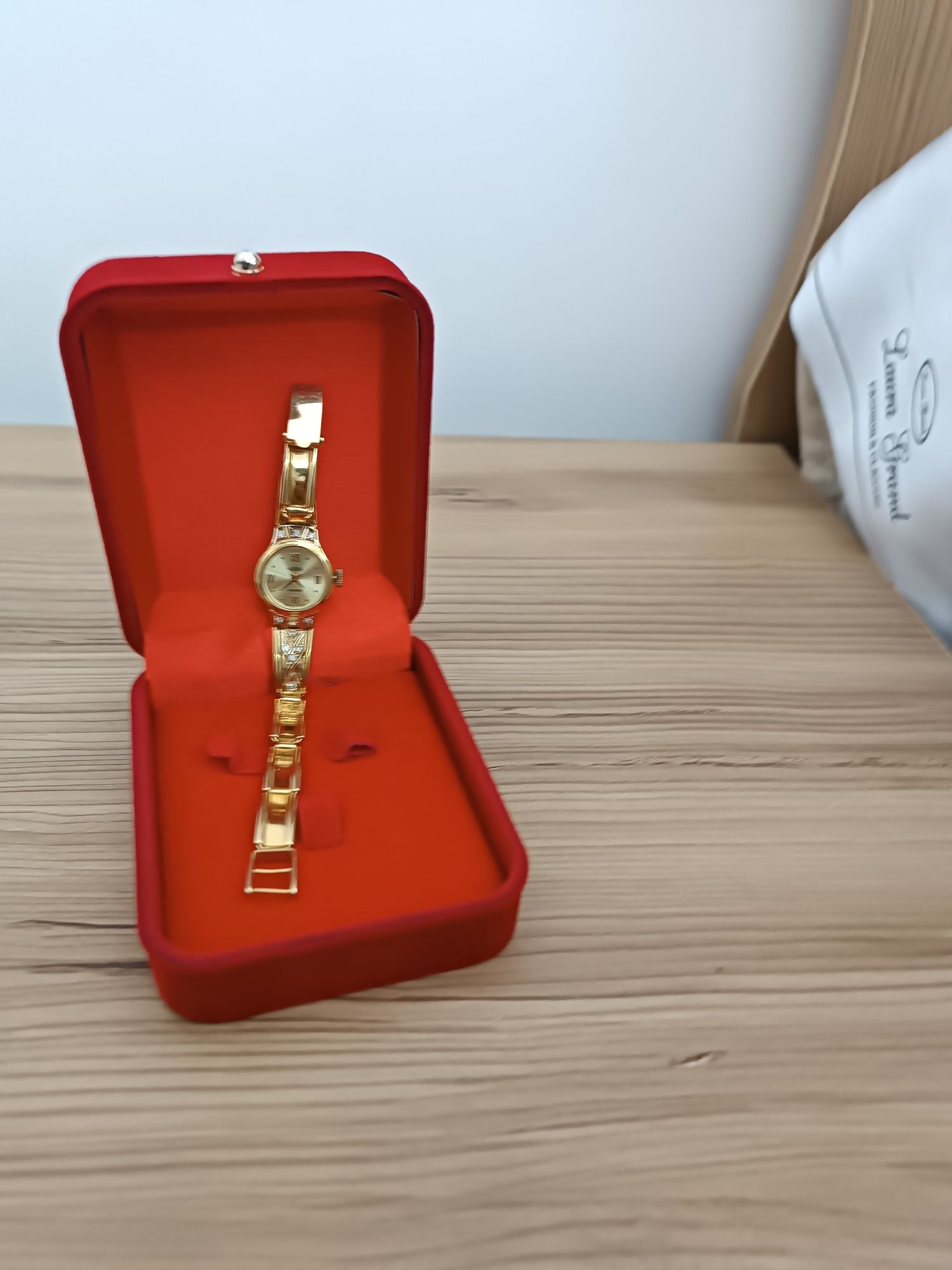 Срочно женские золотые часы 750 пробы