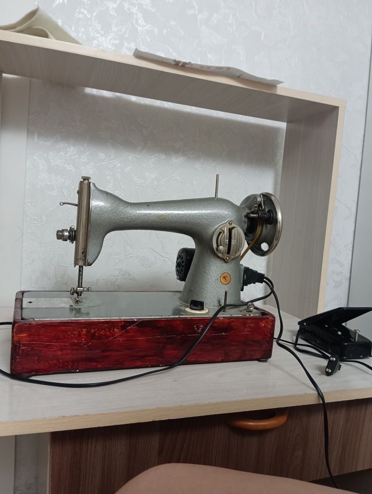 Продам швейную машинку.