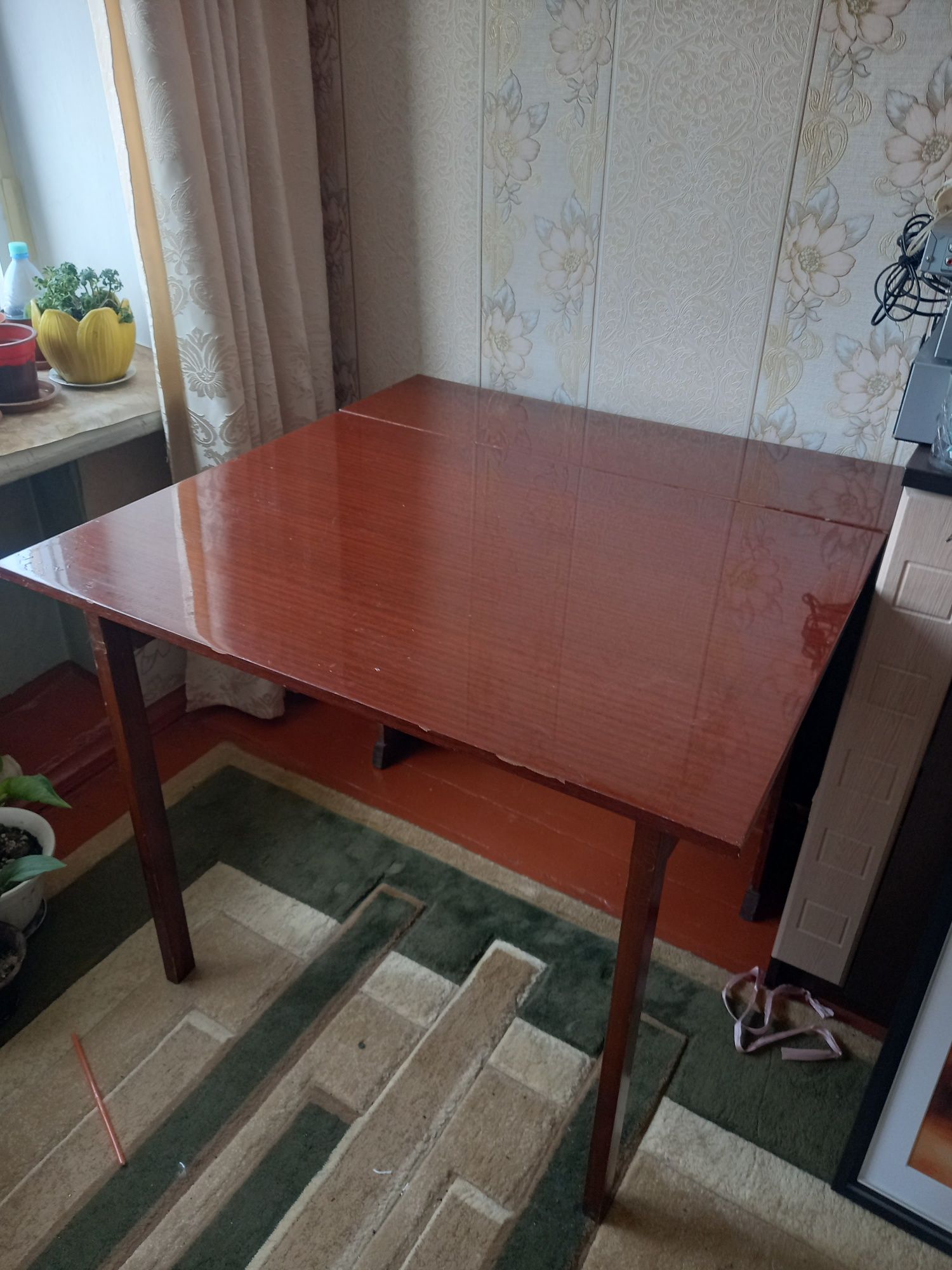 Продаю стол книжка,лакированный, прочный,.
