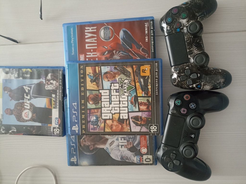 ps 4 продам с играми и 2 джостиками