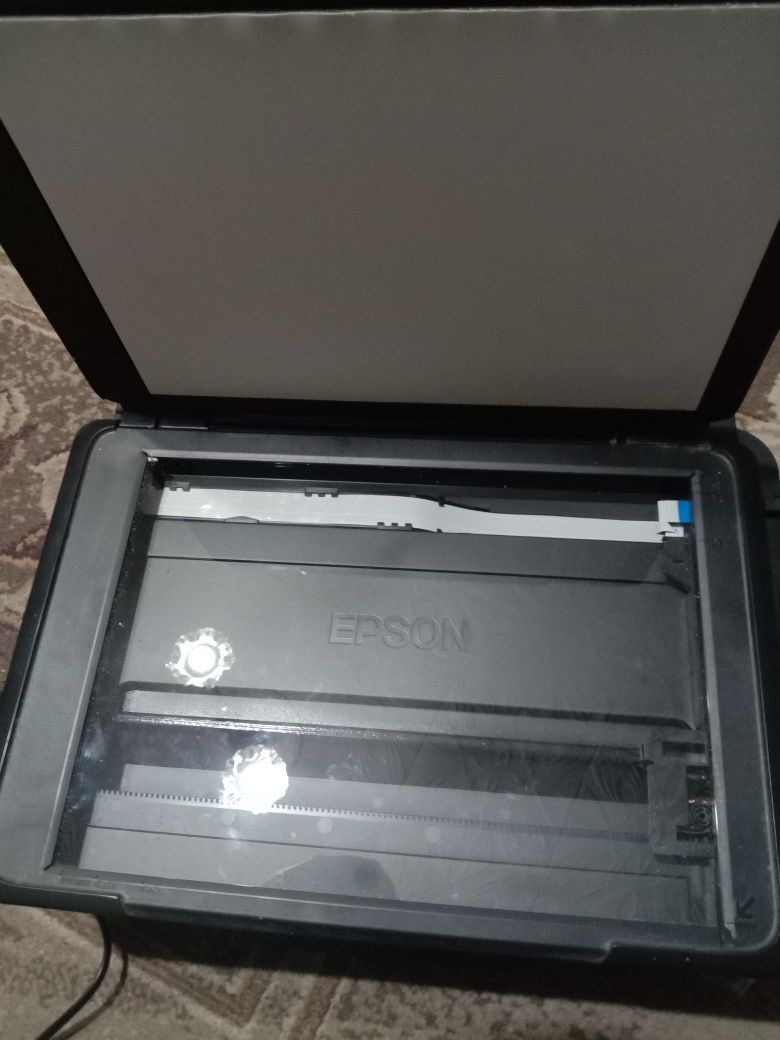Продам срочно цветной принтер Epson 222 МФУ 3 в 1