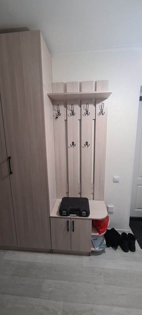 Продам шкаф в прихожую  новую