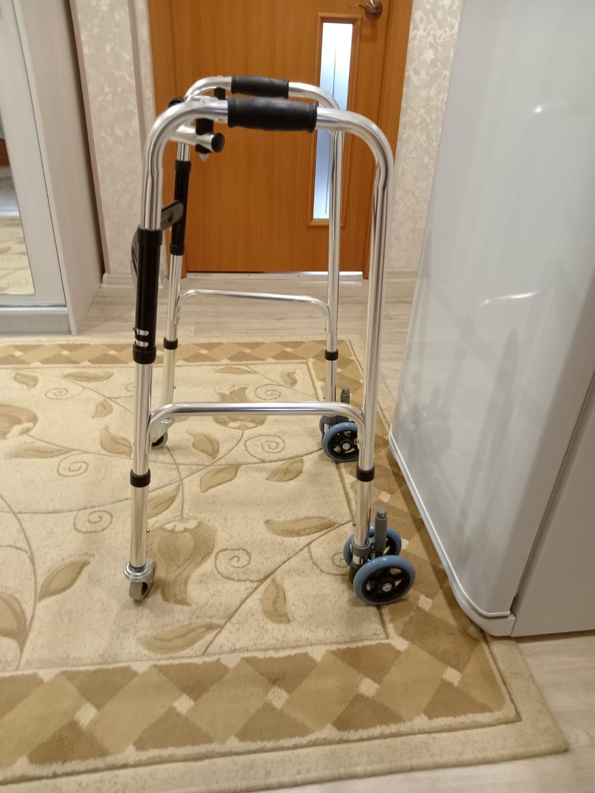 Продам ходунки для пожилых людей