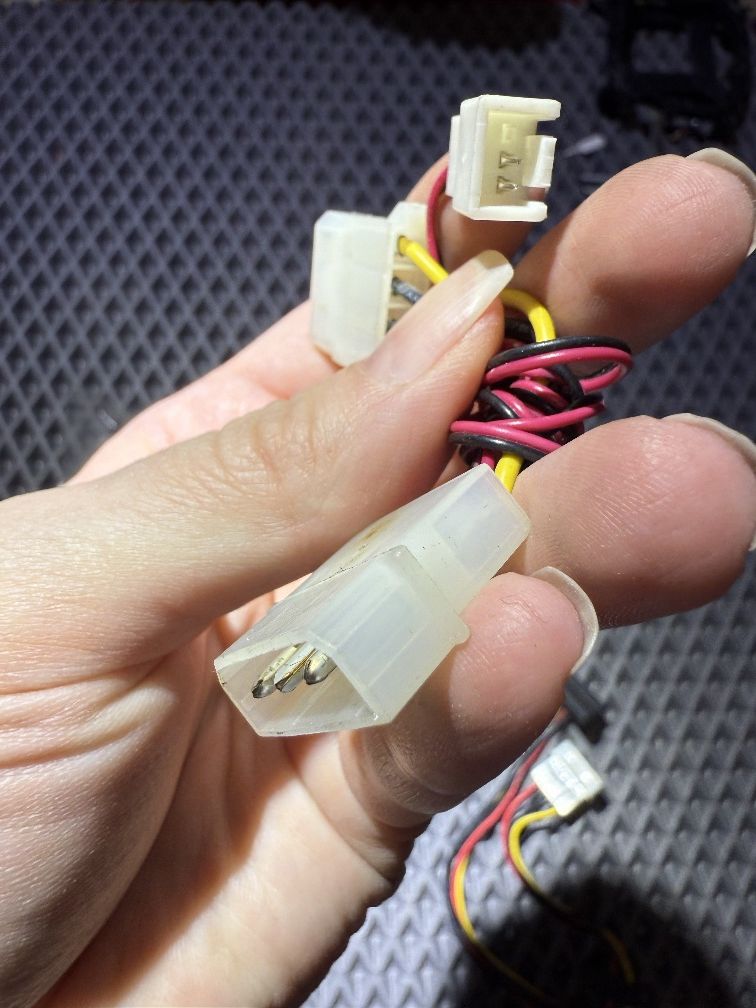 Переходники питания для видеокарт (2x MOLEX на 6-pin, новые)