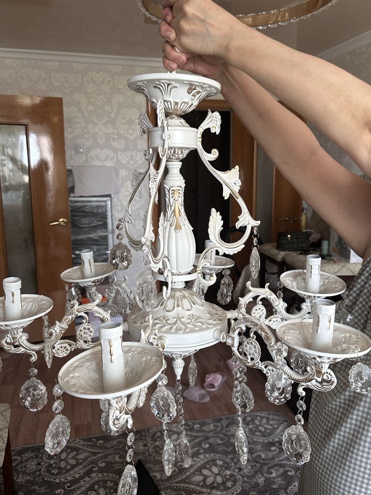 Продам стильную классическую люстру