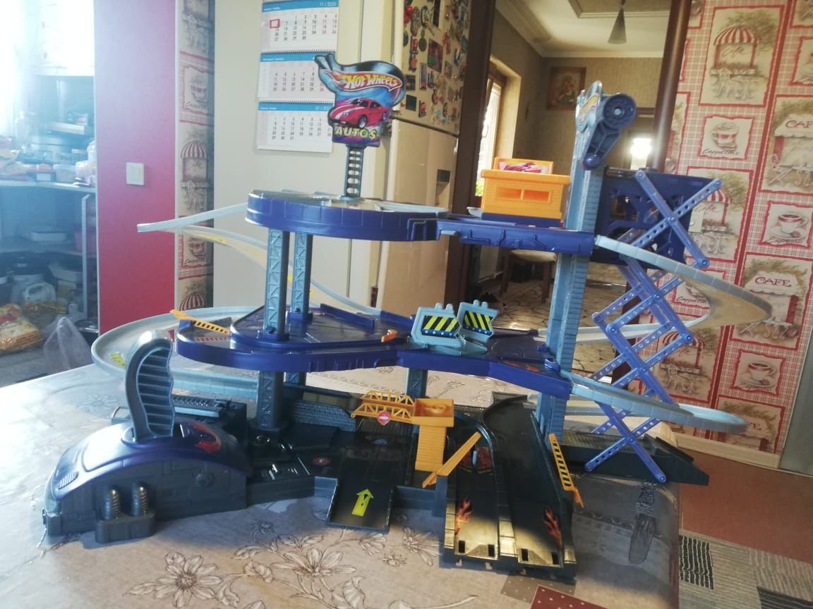 Продается парковка Hot Wheels