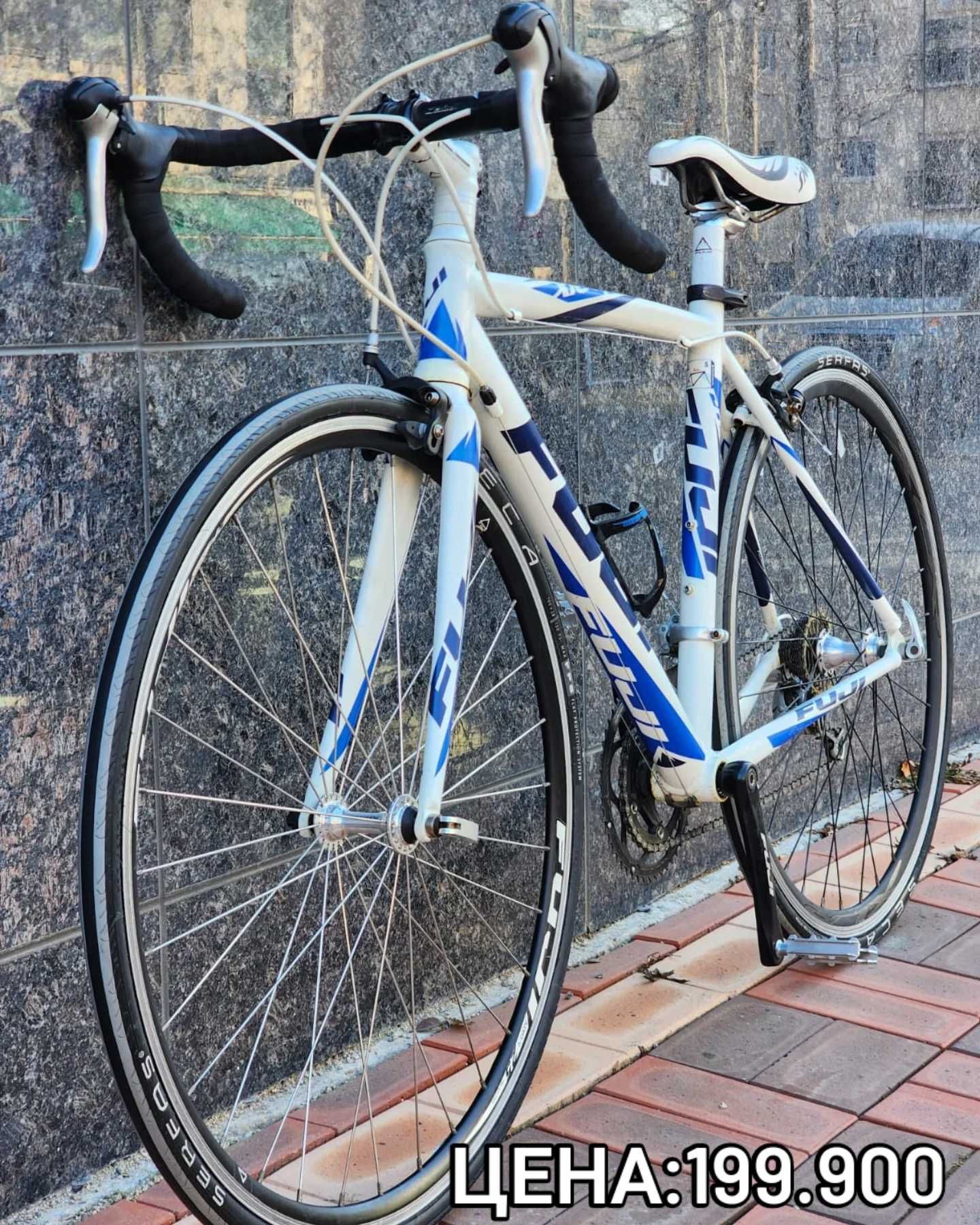 Шоссейный велосипед Fuji Roubaix 3.0. Горный велосипед: CELLO CXC2000.