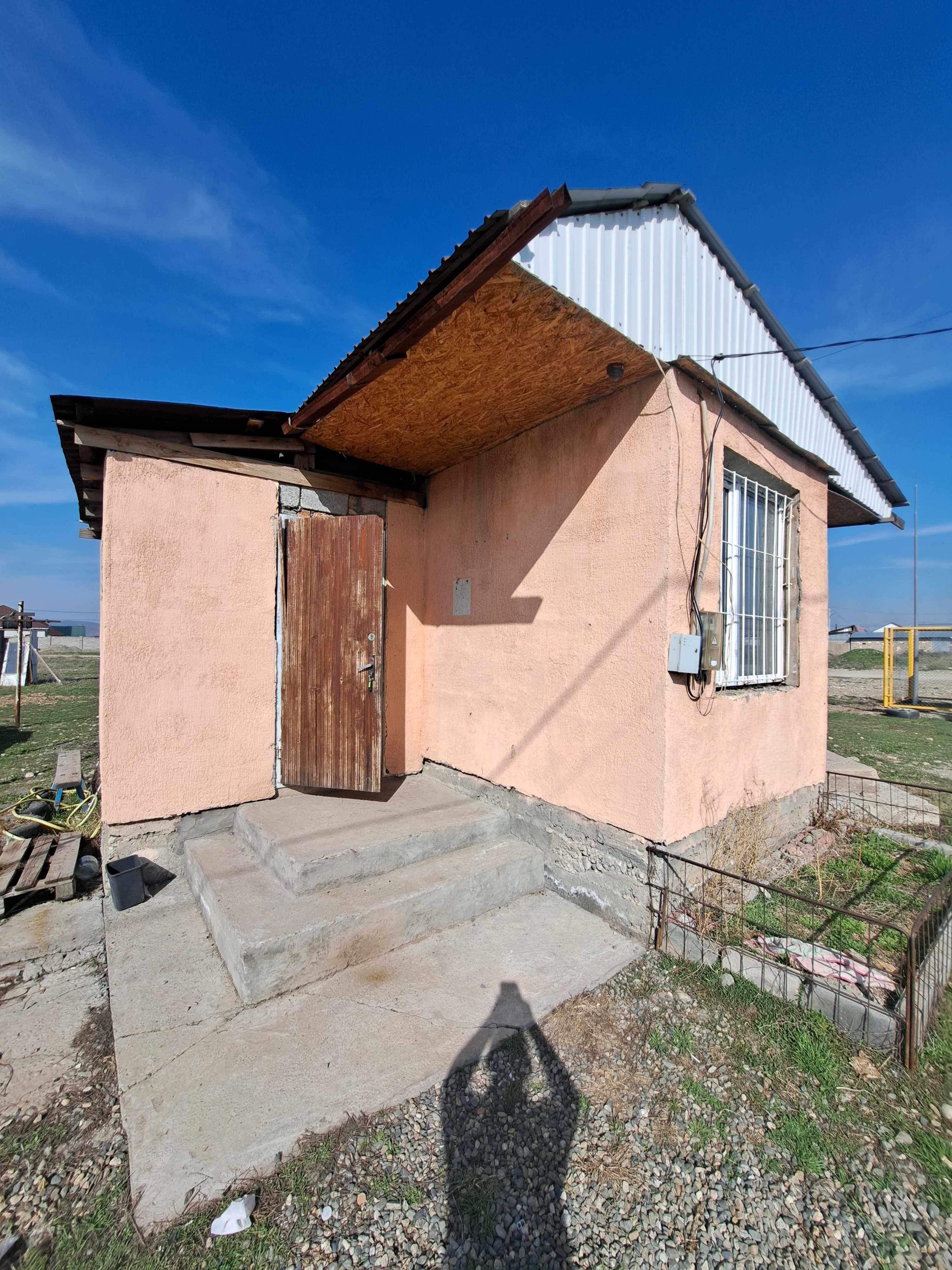Продам участок с жилой времянкой и недостроеным кирпичным домом.