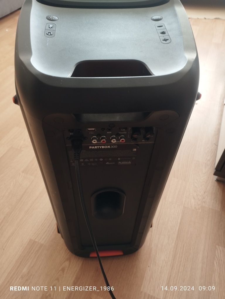 Jbl partybox 300 с фирменными микрофонами
