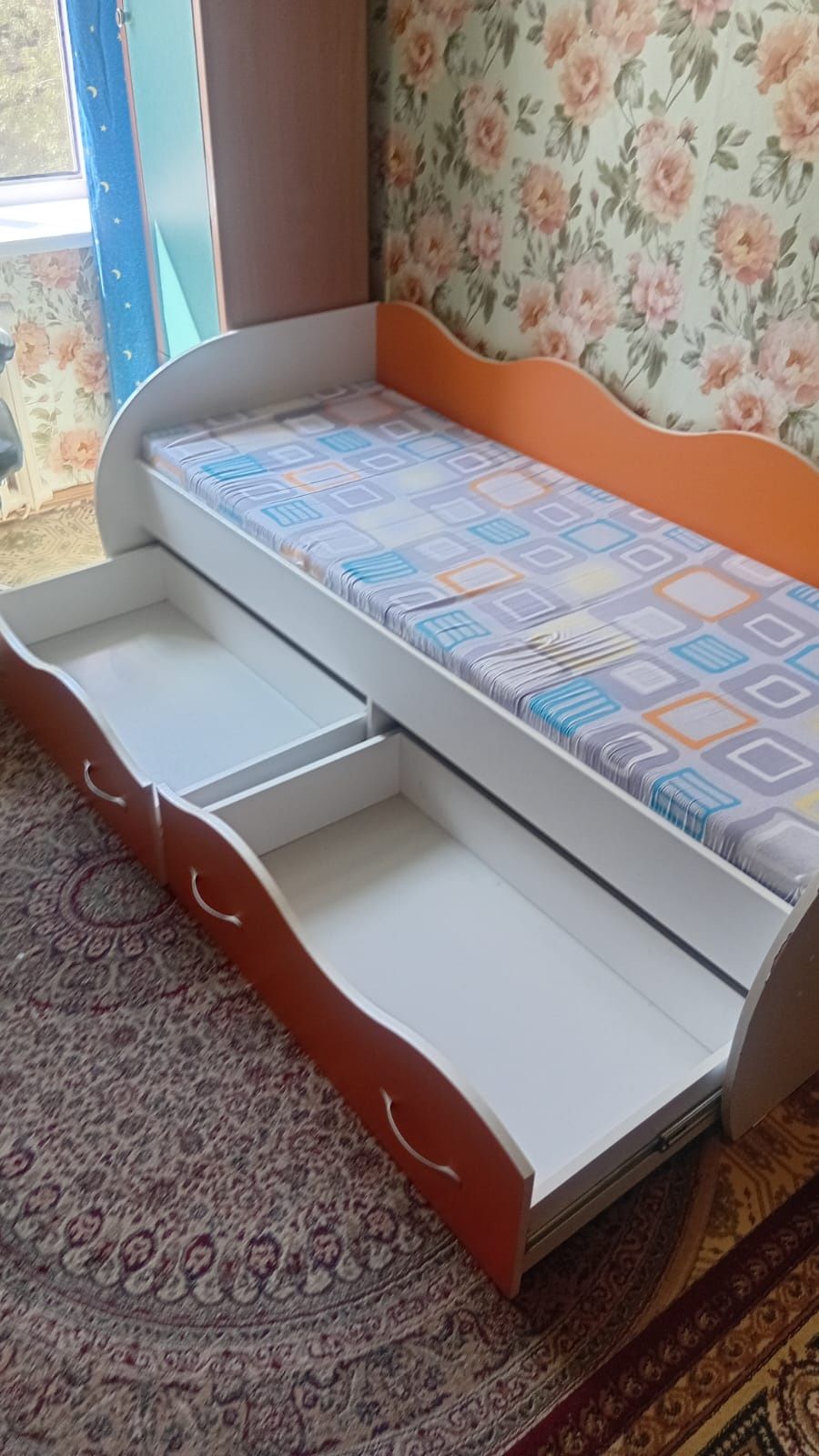 Продам гарнитура и диван