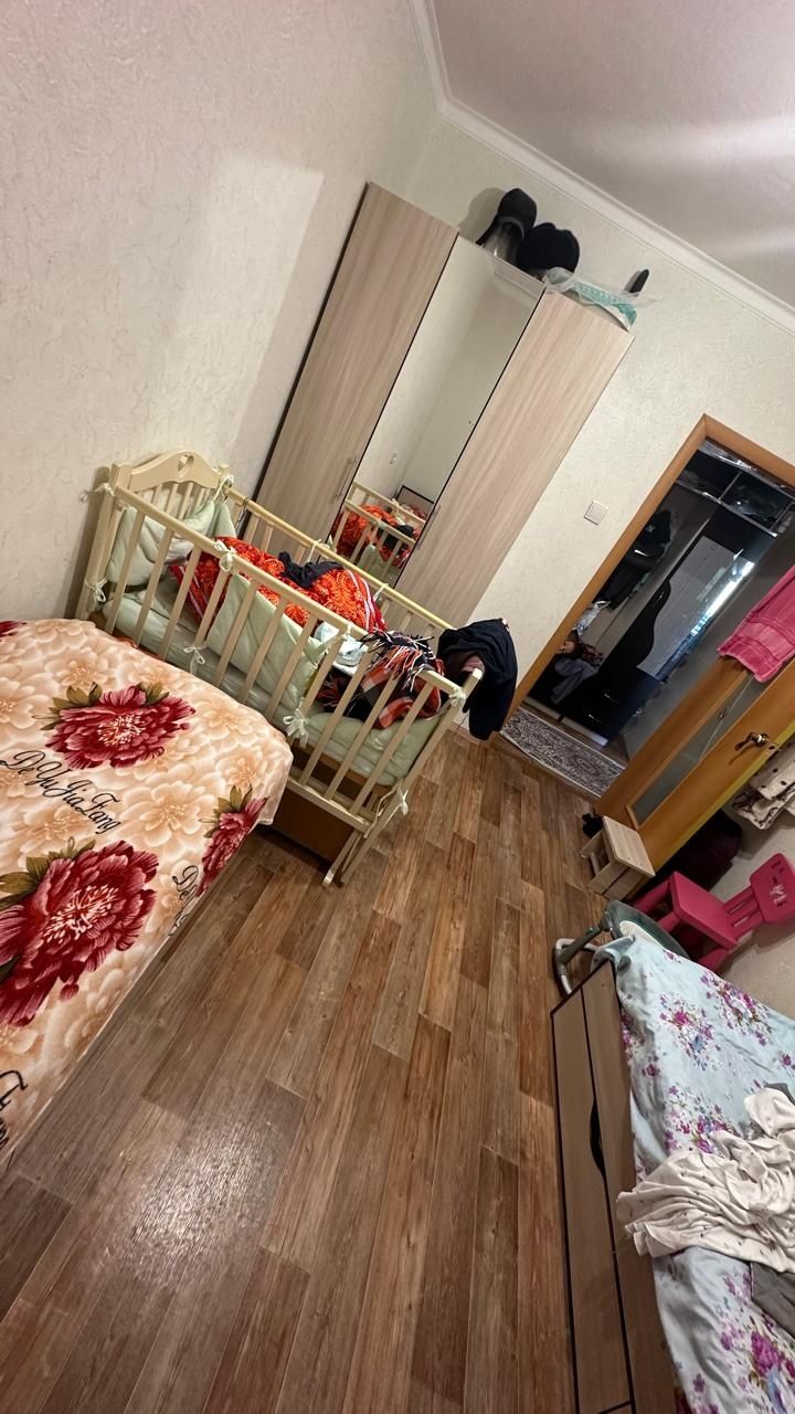 Продам две кровати и шкаф